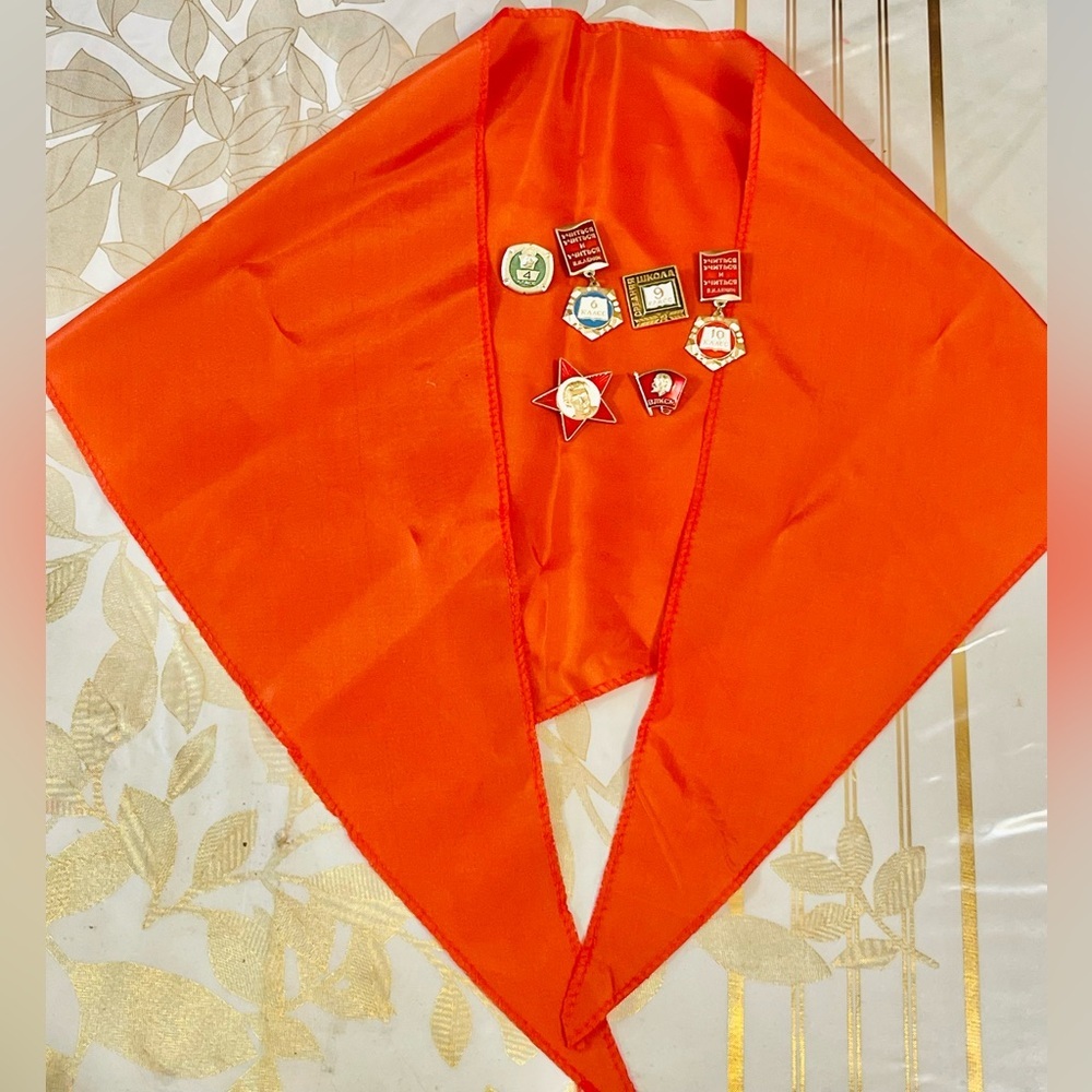 VTG Soviet Era PIONEER RED TIE  + 6 Badges Pins Lenin School USSR Propaganda